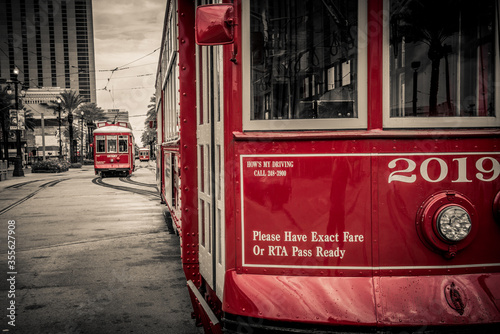 close up con due tram di New Orleans visti in prospettiva photo