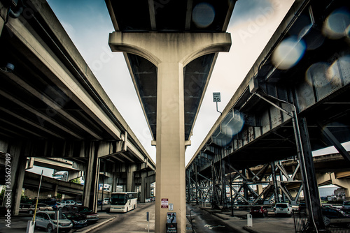 New Orleans, vista da sotto di un viadotto sopraelevato photo