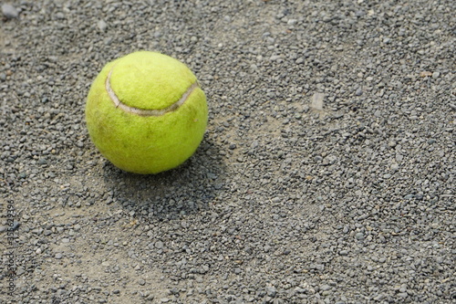放置された汚れたテニスボール © photo-cat