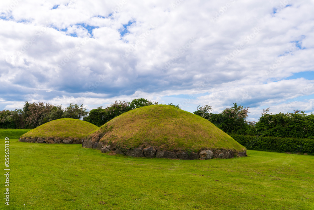 Obraz premium Knowth Neolithic Passage Mound Tombs in Boyne Valley, Ireland