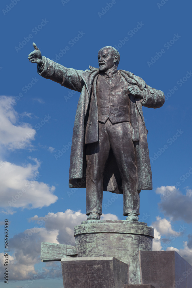 Fototapeta premium Monument to Vladimir Lenin in St. Petersburg