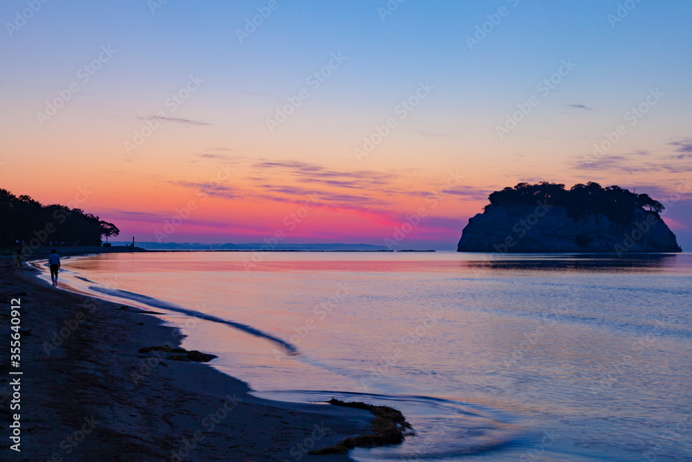 夜明けの見附島と見付海岸の風景、石川県珠洲市にて