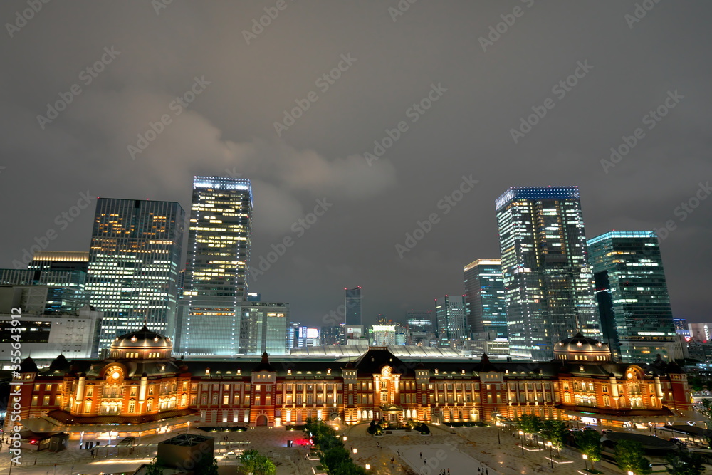 八重洲の高層ビル群をバックにした東京駅の輝き
