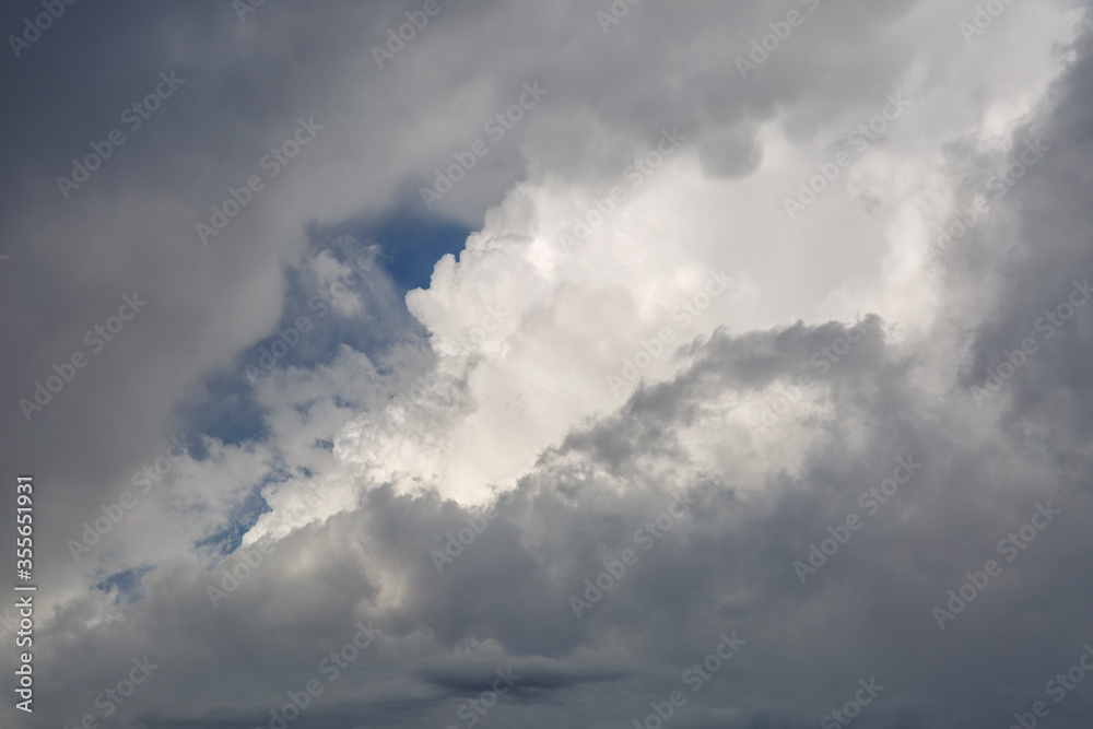 Cielo cubierto de nubes grises de tormenta, cumulonimbos.