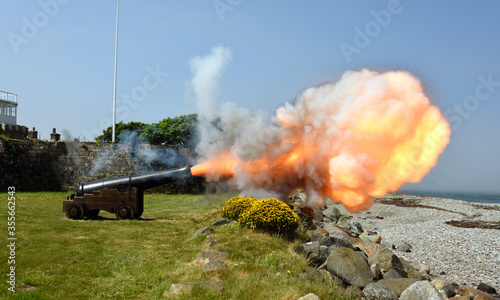 Foto Historic Cannon firing at Fort Belan in Wales, UK..