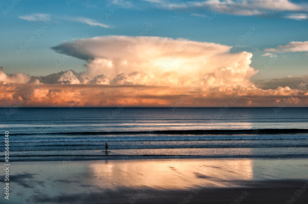 nubes espectaculares reflejadas en la playa de Hendaya. Francia.