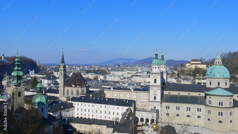 Panoramafoto über Salzburg mit Dom, Stift St. Peter und Franziskanerkirche bei strahlendem Wetter im Frühjahr