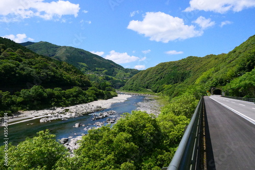 四国の旅。初夏の四万十川と中半家沈下橋。高知、日本。6月上旬。