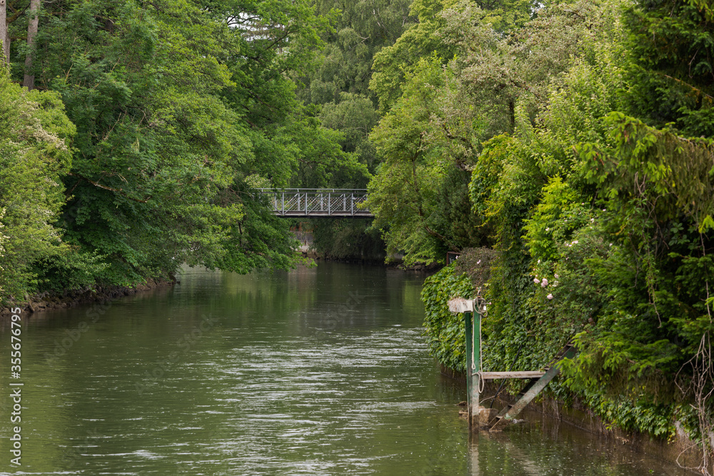 Ταπετσαρία Small pedestrian bridge over the river Amper in the bavarian town Fuerstenfeldbr
