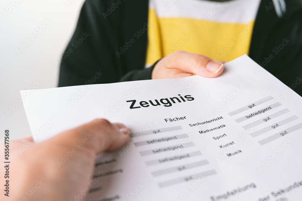 Kind bekommt Schulzeugnis Kind bekommt Schulzeugnis