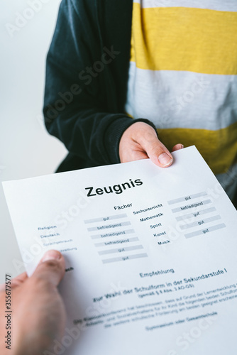 Kind bekommt Schulzeugnis