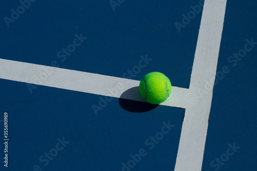 balle sur ligne de tennis © Sylvain