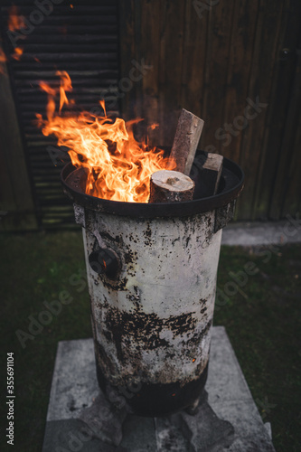 Картината върху платно Großes Lagerfeuer in einer Tonne mit Funken