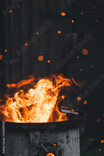 Großes Lagerfeuer in einer Tonne mit Funken