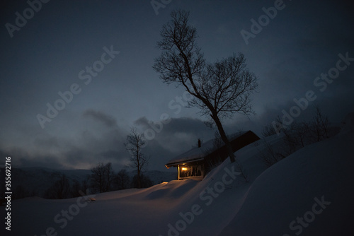 Romantische Hütte in Abenddämmerung photo