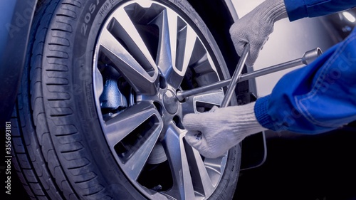 Car repairs. Removing the wheel. Replacing wheels.
