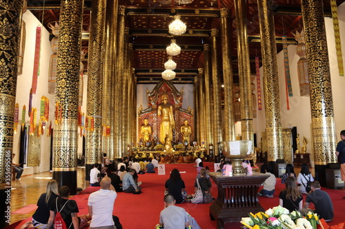 Croyants d'un temple à Chiang Mai, Thaïlande 