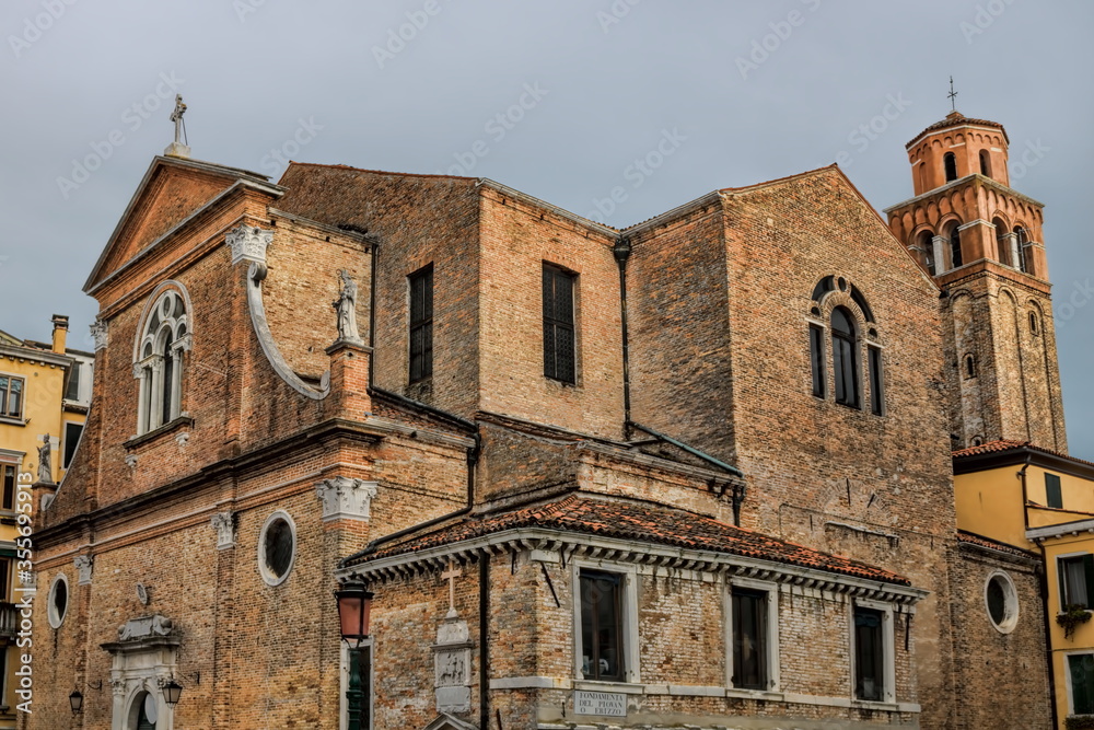 venedig, italien - romanische kirche im stadtteil castello