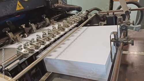 macchina da stampa offset di medio formato all'opera photo