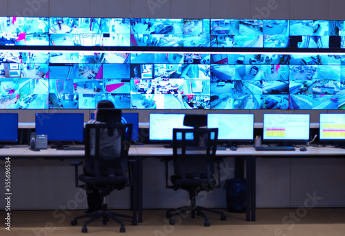 Foto Female operator working in a security data system control room