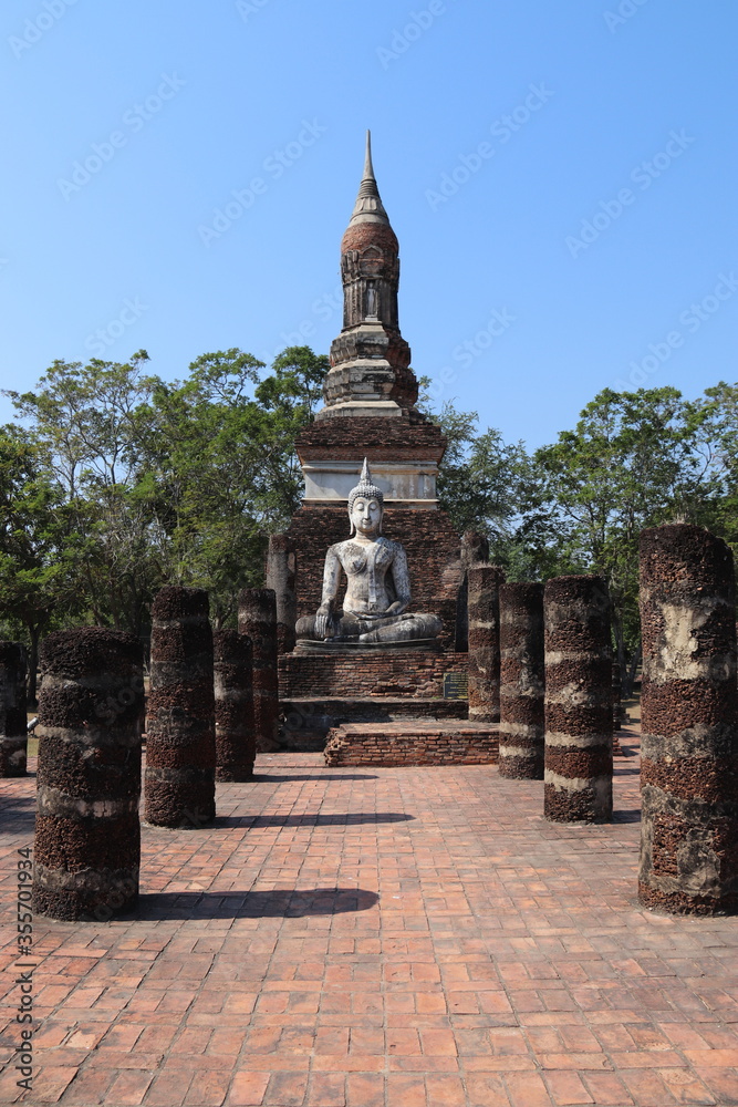 Fototapeta premium Temple du parc historique de Sukhothaï, Thaïlande