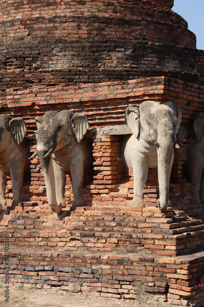 Fototapeta premium Eléphants d'une stupa, parc historique de Sukhothaï, Thaïlande
