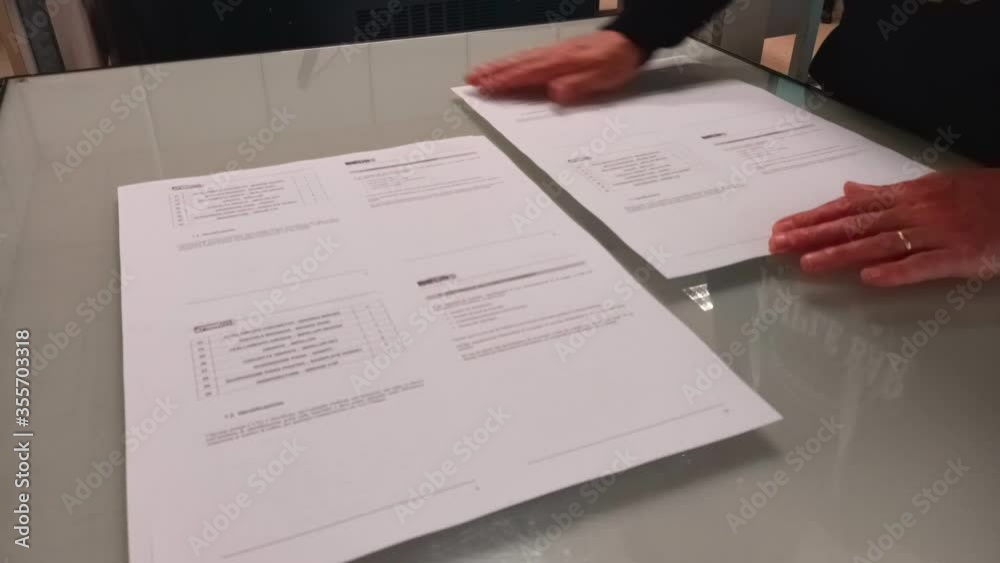 l'addetto alla stampa controlla la qualità del lavoro l'addetto alla stampa controlla la qualità del lavoro
