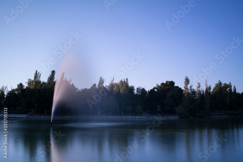 fontanna niebo drzewa światło widok woda