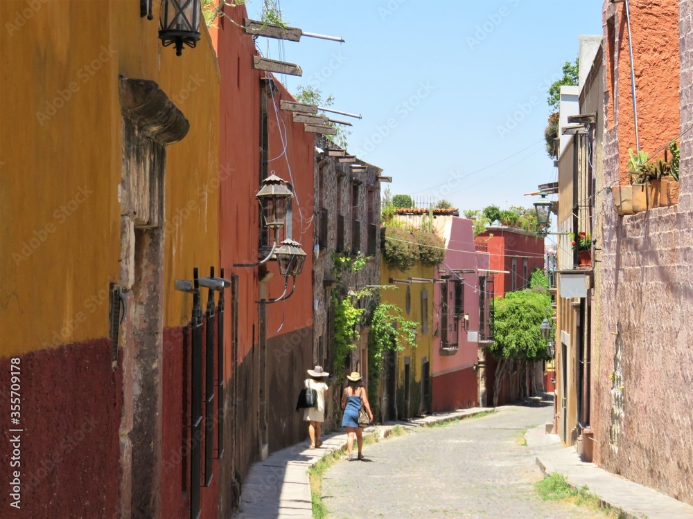 Obraz premium narrow street in San Miguel de Allende, Mexico
