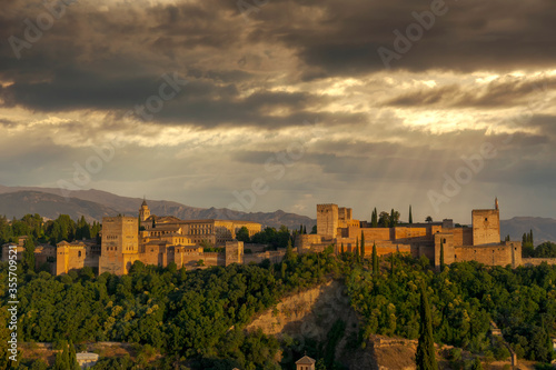 hermoso atardecer en la alhambra de Granada, Andalucía
