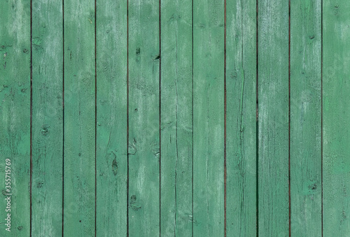 In einem hellen Grün angestrichene Wand aus Holzbrettern als Hintergrund