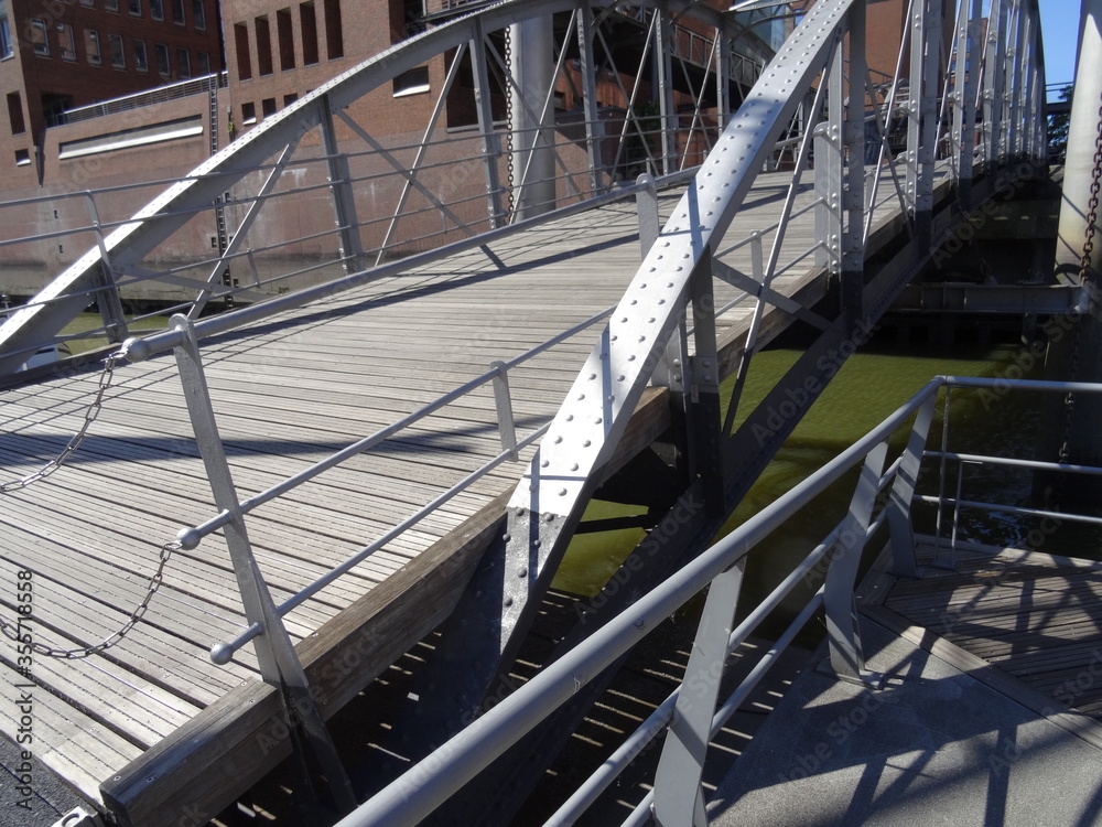 Naklejka premium Brücken in der historischen Speicherstadt von Hamburg