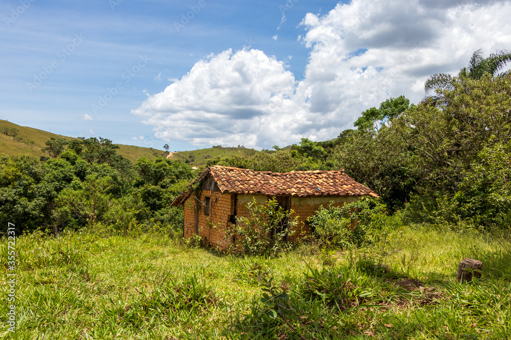 Casebre desabitado e abandonado no meio do mato em Minas Gerais. Casebre desabitado e abandonado no meio do mato em Minas Gerais.