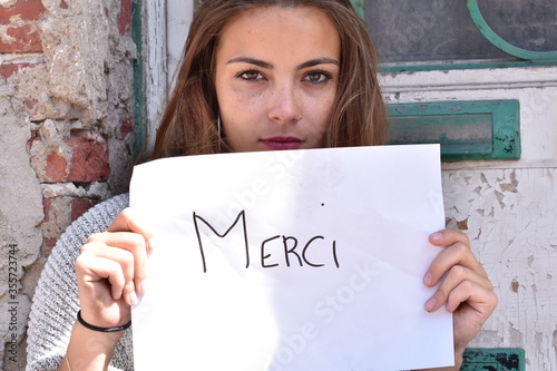 Portrait d'une femme à la rue photo