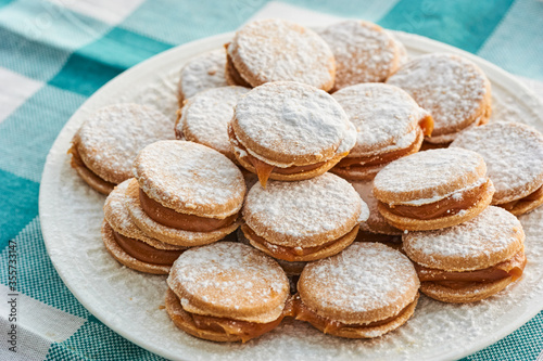 Foto Alfajores: Traditional Peruvian cookies filled with caramel and white sugar dust on top
