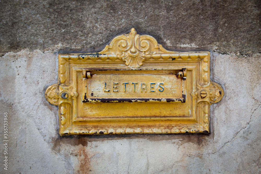 Alter Briefkasten an einer Steinmauer in frankreich