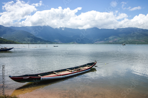 See mit einem Boot in Vietnam
