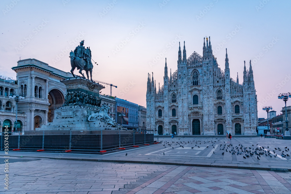Obraz premium Sunrise view of Piazza Duomo in Milano, Italy
