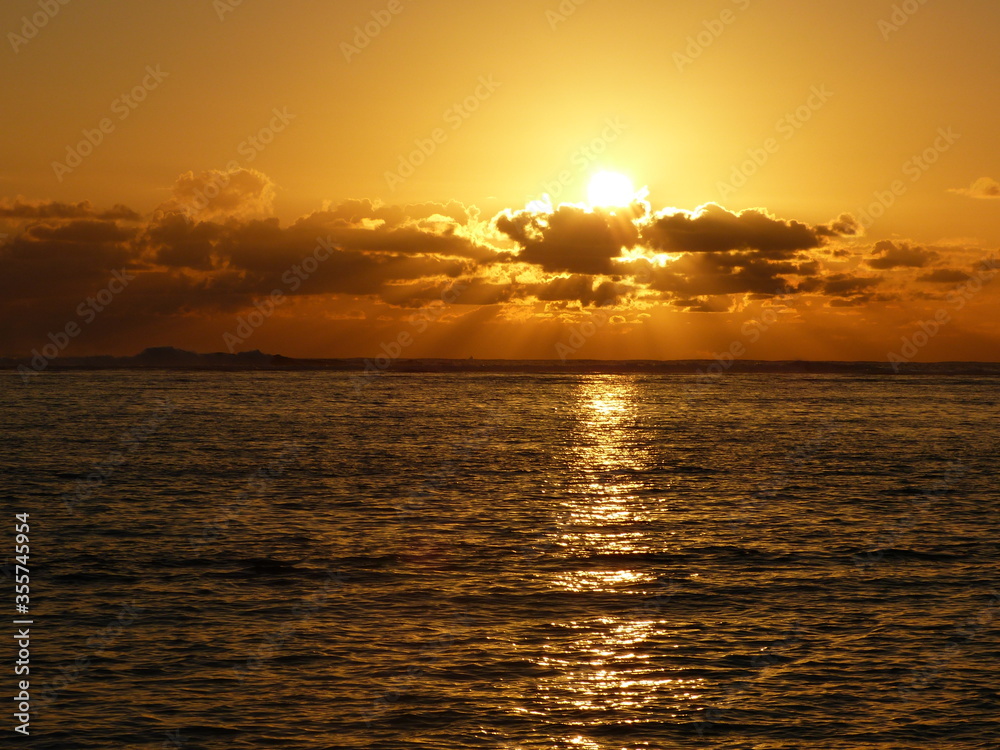 Fototapeta premium Bronze and gold sunset in the ocean
