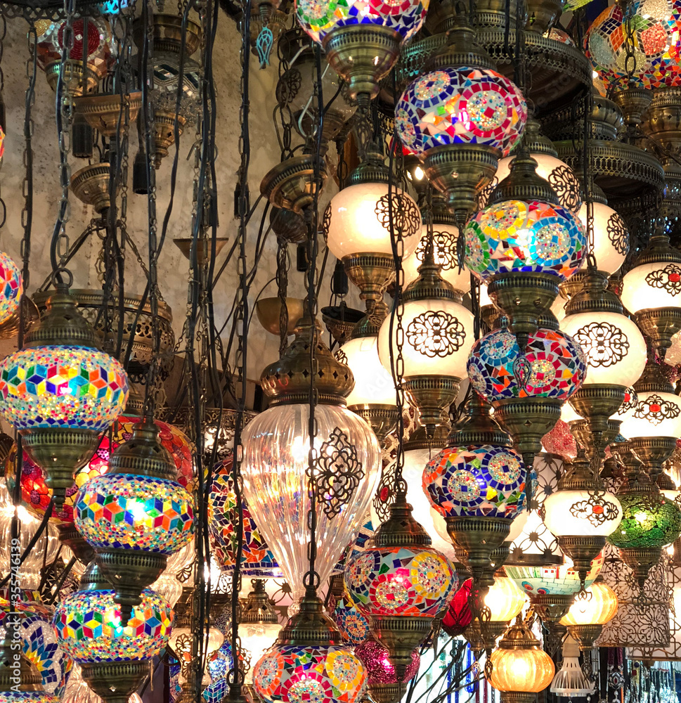 Venta de lámparas tradicionales en el Gran Bazar, Estambul