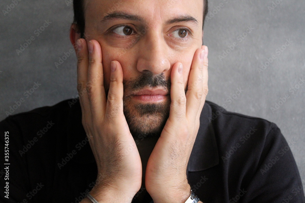 Uomo visibilmente preoccupato - perplesso Uomo visibilmente preoccupato - perplesso