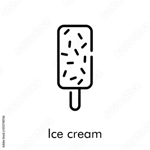 Símbolo helado con paleta de madera y cobertura de toppings. Icono plano lineal con texto Ice cream en color negro