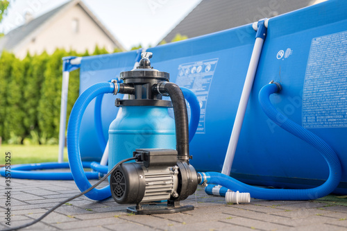 Sandfilteranlage neben einem Pool im eigenen Garten