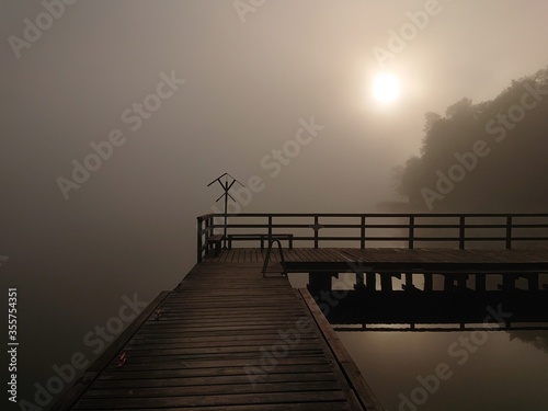 Fototapeta Naklejka Na Ścianę i Meble -  Pomost i wschodzące słońce o poranku