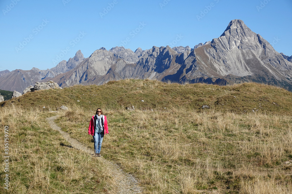 Wandern am Hochtannbergpass, Blick zum Biberkopf