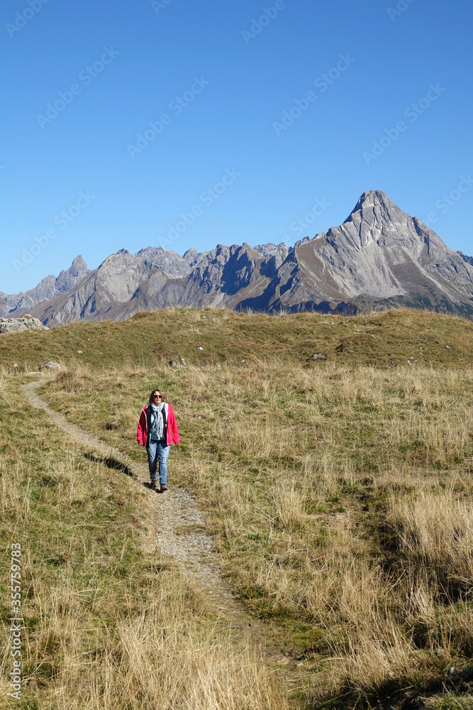 Wandern am Hochtannbergpass, Blick zum Biberkopf