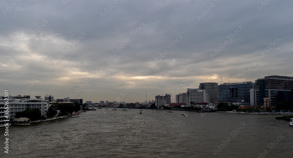 Atardecer en Bangkok desde el río Chao Phraya