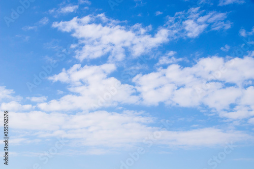 青空を背景に浮かぶ白い雲