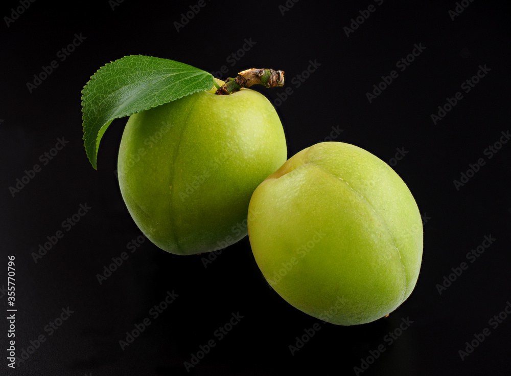 葉のついた青梅を黒背景で Stock Photo | Adobe Stock