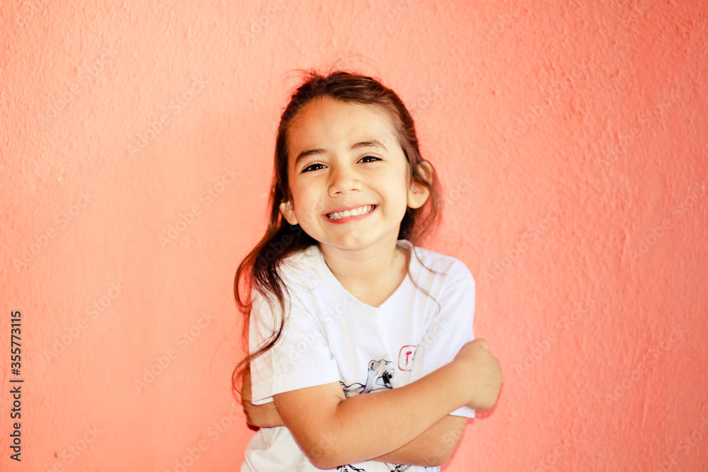 Criança de cabelos longos e feliz. Criança sorrindo. Criança de cabelos longos e feliz. Criança sorrindo.